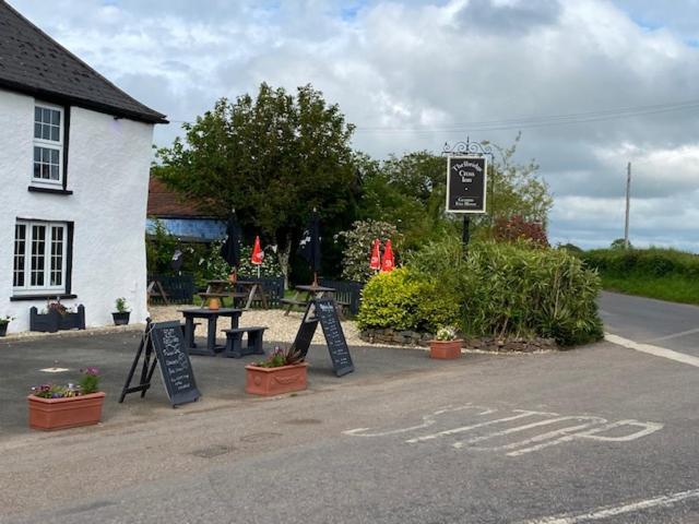 The Thelbridge Cross Inn Crediton Eksteriør billede
